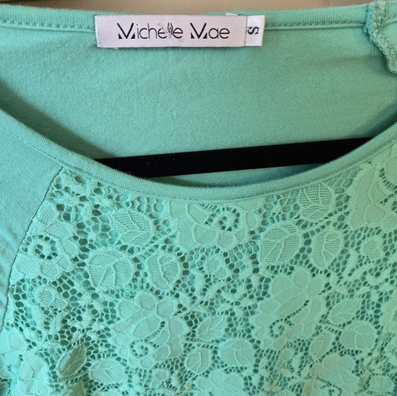 Small Mint Green Blouse with Chic Lace Overlay Style Short Sleeve Casual Mature - Picture 3 of 3